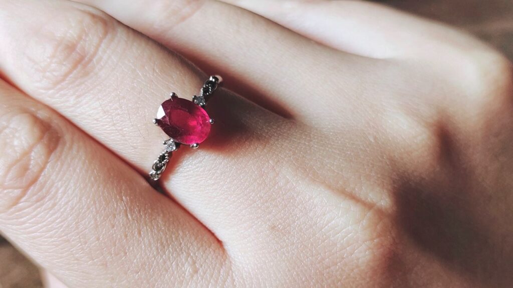 Lew - Pierścionek z rubinem