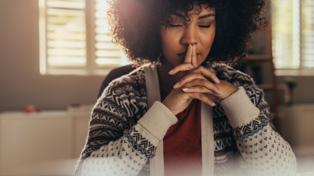 Mindfulness zachęca do obserwowania myśli i uczuć bez reakcji