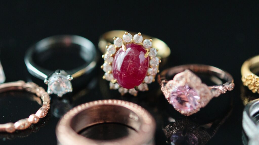 Pierścionki z kamieniami na miłość