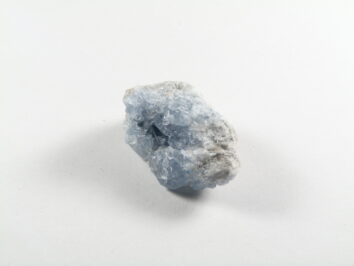 szaroniebieski kamień naturalny celestyn, surowy, nieszlifowany, wielkość do wzięcia do ręki