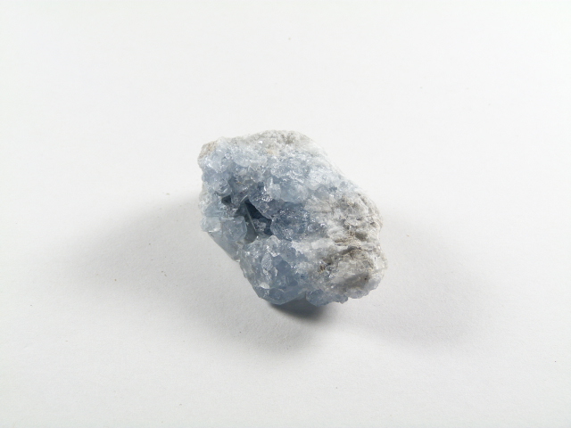 szaroniebieski kamień naturalny celestyn, surowy, nieszlifowany, wielkość do wzięcia do ręki