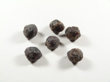 grupka kamieni granatów, małych naturalnych, kolor brązowy