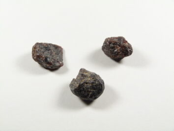 brązowe kamienie granaty naturalne, małe, trzy sztuki na zdjęciu