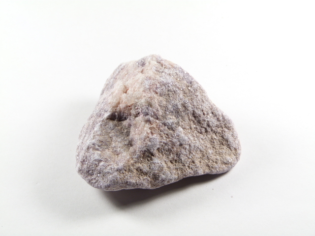 dość duży kamień lepidolit naturalny, surowy, nieszlifowany, kolor liliowo-fioletowy, delikatne błyszczące punkciki