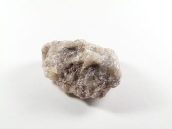 kamień lepidolit nieoszlifowany, kolor jasnofioletowy i trochę biały