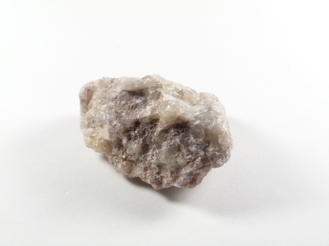 kamień lepidolit nieoszlifowany, kolor jasnofioletowy i trochę biały