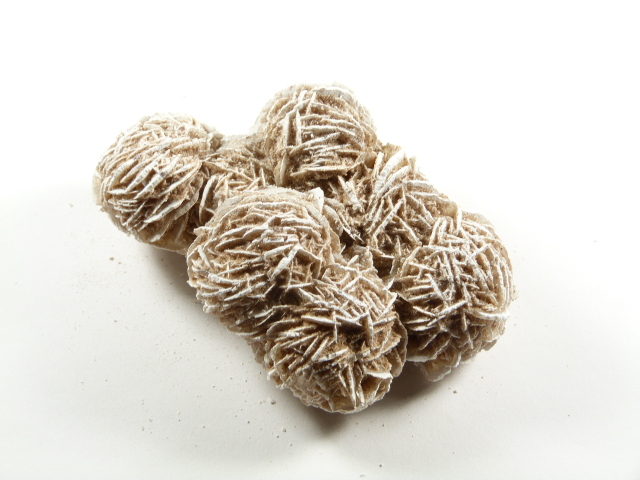 Kryształ minerału zwany róża pustyni na białym tle.