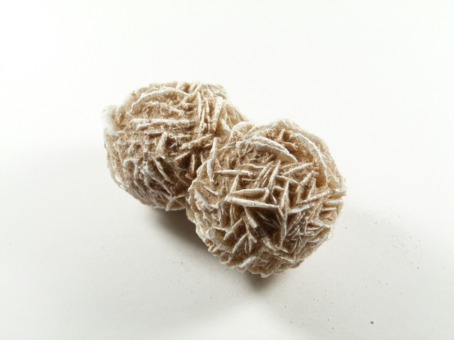 róża pustyni, kamień złożony z dwóch zrośniętych, kolor jasnobrązowy, rzeźbiony naturalnie, przypomina trochę płatki kwiatu