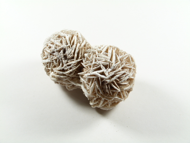 róża pustyni, kamień naturalny, zrośnięty z dwóch kulek róży pustyni, kolor jasno brązowy, kamienie rzeźbione naturalnie, co trochę przypomina płatki kwiatu