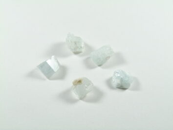 Akwamaryn właściwości – naturalny kamień odwagi, spokoju i jasności umysłu