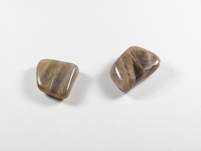 Polerowane kamienie czarnego kamienia księżycowego w odcieniach szarości i brązu