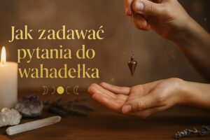 Dłoń kobiety trzymająca wahadełko nad otwartą dłonią, obok świecy i kryształów – ilustracja do artykułu „Jak zadawać pytania do wahadełka”.