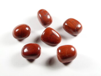 Jaspis czerwony kamień gładzony ceglasto-czerwony. Sześć polerowanych kamieni jaspisu czerwonego na białym tle.