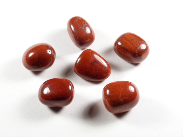 Jaspis czerwony kamień gładzony ceglasto-czerwony. Sześć polerowanych kamieni jaspisu czerwonego na białym tle.