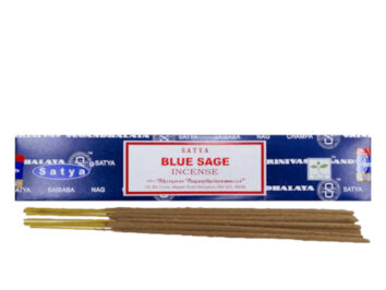 Kadzidełka Blue Sage naturalne kadzidła masala. Opakowanie i patyczki kadzideł Satya Blue Sage ułożone na białym tle.