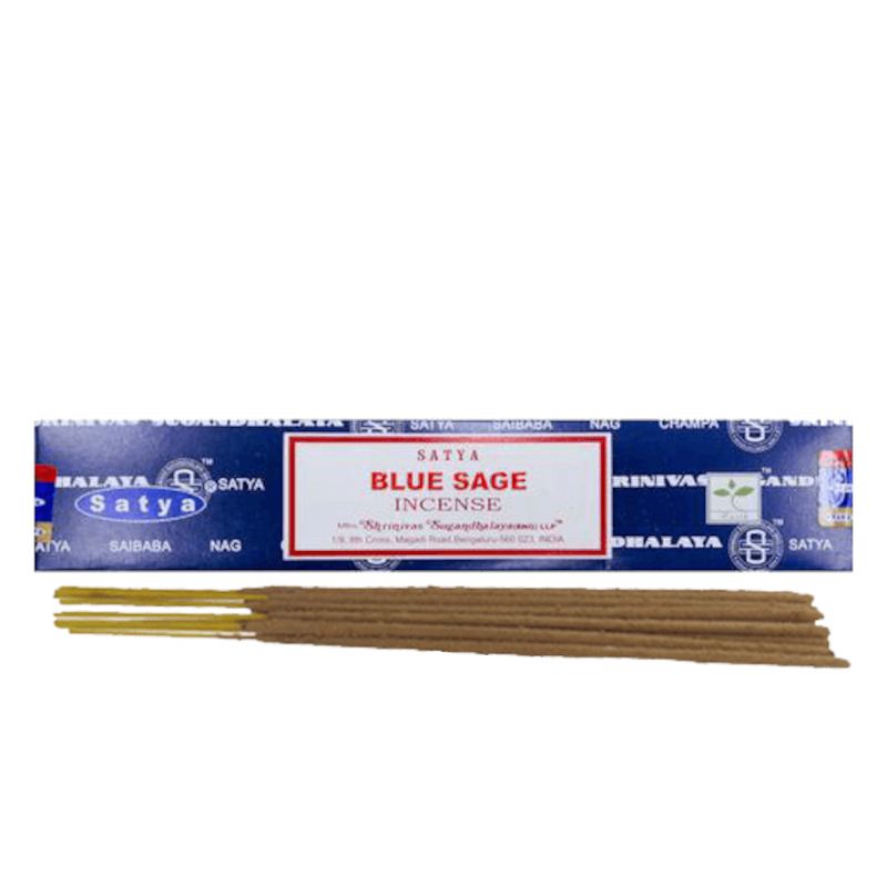Kadzidełka Blue Sage naturalne kadzidła masala. Opakowanie i patyczki kadzideł Satya Blue Sage ułożone na białym tle.