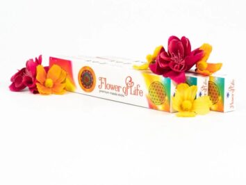 Kadzidełka Flower of Life naturalne kadzidła masala. Opakowanie kadzidełek Flower of Life ozdobione kolorowymi kwiatami na białym tle.