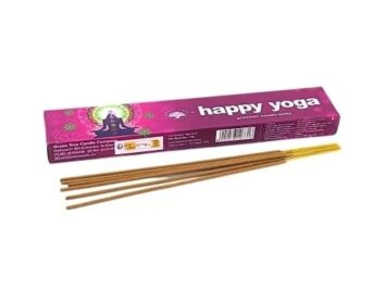 Kadzidełka Happy Yoga naturalne kadzidła masala do jogi i medytacji. Fioletowe opakowanie kadzidełek Happy Yoga oraz cztery patyczki kadzidełek.
