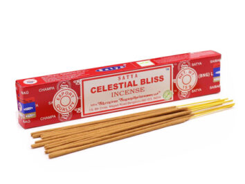 Kadzidełka Celestial Bliss – delikatny, harmonijny aromat do relaksu. Czerwone opakowanie kadzidełek Satya Celestial Bliss, przed nim ułożone są patyczki kadzidełek.