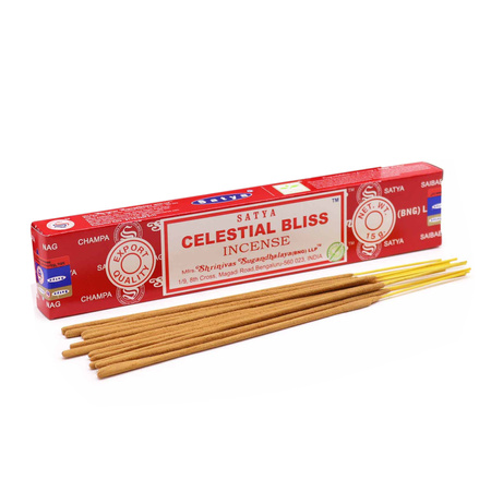 Kadzidełka Celestial Bliss – delikatny, harmonijny aromat do relaksu. Czerwone opakowanie kadzidełek Satya Celestial Bliss, przed nim ułożone są patyczki kadzidełek.