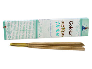 Kadzidełka Divine naturalne patyczki zapachowe. Pudełko kadzidełek Goloka Divine oraz kilka patyczków kadzidełek leżących obok.