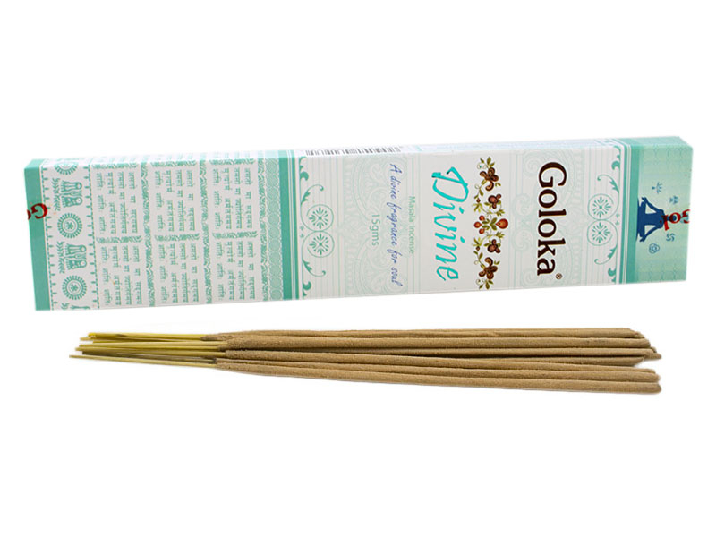 Kadzidełka Divine naturalne patyczki zapachowe. Pudełko kadzidełek Goloka Divine oraz kilka patyczków kadzidełek leżących obok.