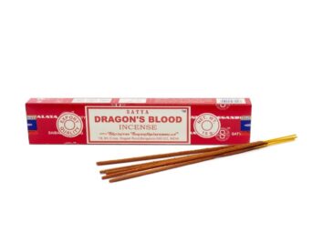 Kadzidełka Dragon's Blood przedstawione obok czerwonego opakowania Satya na białym tle. Czerwone opakowanie kadzidełek Satya Dragon's Blood oraz kilka patyczków kadzideł.