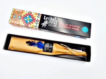 Kadzidełka Palo Santo + Pinon Pine w opakowaniu Tribal Soul z papierem i niebieskim piórkiem. Pudełko kadzidełek Tribal Soul Palo Santo + Piñon Pine, opakowanie ozdobione piórkiem.