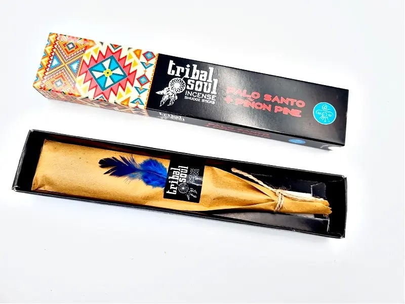 Kadzidełka Palo Santo + Pinon Pine w opakowaniu Tribal Soul z papierem i niebieskim piórkiem. Pudełko kadzidełek Tribal Soul Palo Santo + Piñon Pine, opakowanie ozdobione piórkiem.