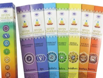 Kadzidełka Siedem Czakr zestaw siedmiu opakowań. Zestaw kolorowych opakowań kadzidełek z siedmioma czakrami, ustawionych w rzędzie.