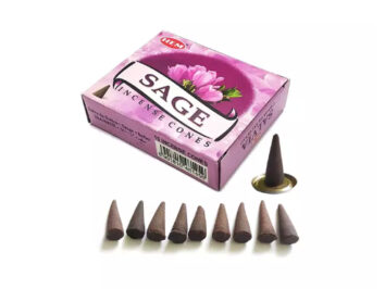 Kadzidełka stożkowe Sage do oczyszczania przestrzeni i pracy z intencją. Różowe pudełko kadzidełek stożkowych szałwia i dziesięć stożków ułożonych przed nim.