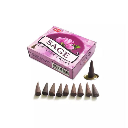 Kadzidełka stożkowe Sage do oczyszczania przestrzeni i pracy z intencją. Różowe pudełko kadzidełek stożkowych szałwia i dziesięć stożków ułożonych przed nim.