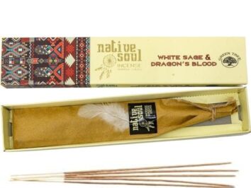 Kadzidełka White Sage and Dragon's Blood w ozdobnym opakowaniu. Opakowanie kadzidełek Native Soul o zapachu białej szałwii i smoczej krwi, kilka patyczków.