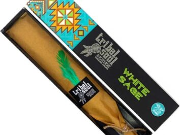 Kadzidełka White Sage zapakowane w papier formowany z piórkiem. Pudełko kadzidełek Tribal Soul White Sage z kolorowym wzorem i piórkiem w zestawie.