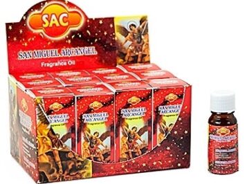 Olejek zapachowy San Miguel Arcangel przy opakowaniu zbiorczym. Zestaw olejków zapachowych San Miguel Arcangel firmy SAC, buteleczka obok opakowania.