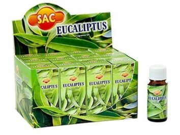 Olejek zapachowy eucaliptus w szklanej buteleczce z zielonym opakowaniem. Opakowanie olejku eukaliptusowego SAC z wystawioną jedną buteleczką obok.