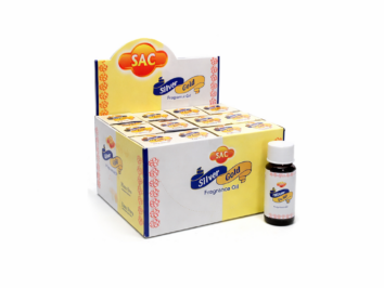 Olejek zapachowy Silver Gold SAC – olejek do rytuałów obfitości i harmonii. Pudełko olejków zapachowych SAC Silver Gold oraz jedna buteleczka olejku stojąca obok.