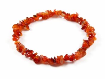 Bransoletka karneol z kamyczków chips w żywych, ognistych barwach, symbolizująca energię, radość życia i motywację do działania.