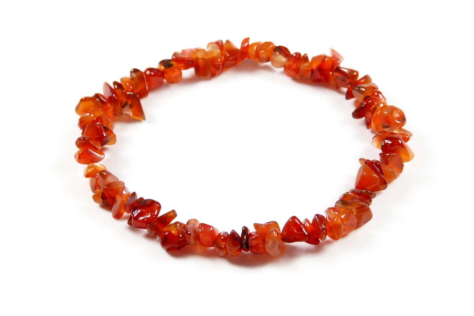 Bransoletka karneol z kamyczków chips w żywych, ognistych barwach, symbolizująca energię, radość życia i motywację do działania.
