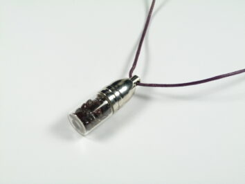 Buteleczka z granatem na brązowym sznureczku