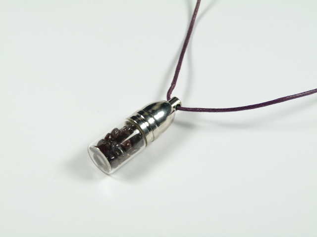 Buteleczka z granatem na brązowym sznureczku