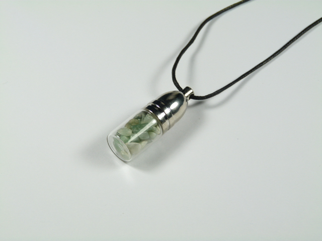 Buteleczka z awenturynem zielonym na czarnym sznureczku