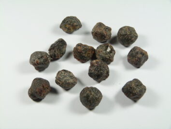 Granat surowy kamień