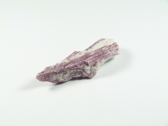 Turmalin różowy surowy kamień pokazany z drugiej strony