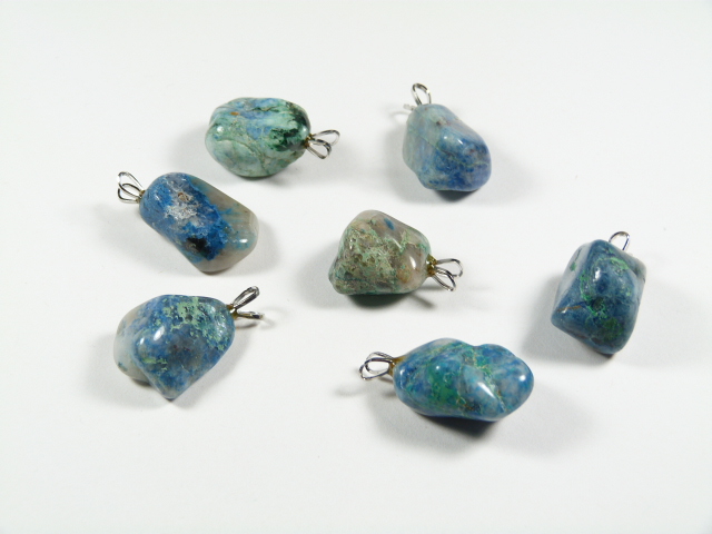 Wisiorek chryzokola z gładzonego kamienia w odcieniach zieleni i błękitu