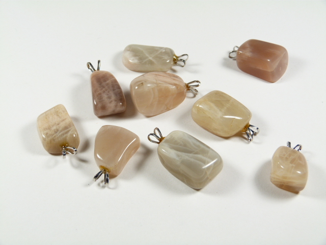 Wisiorek kamień księżycowy z gładzonego kamienia na czarnym sznureczku