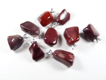 Wisiorek mookait z gładzonego kamienia w ciepłych odcieniach