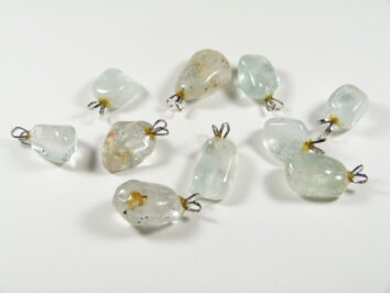 Wisiorek topaz z gładzonego kamienia z naturalnymi inkluzjami