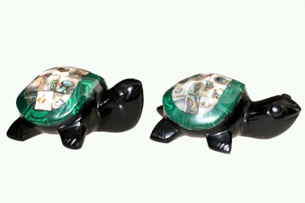 Żółwie z obsydianu z Meksyku zdobione malachitem i muszlą perłową