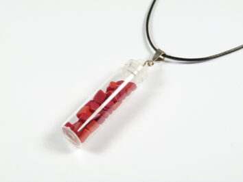 Buteleczka z koralem czerwonym wisiorek buteleczka z koralem na czarnym sznureczku